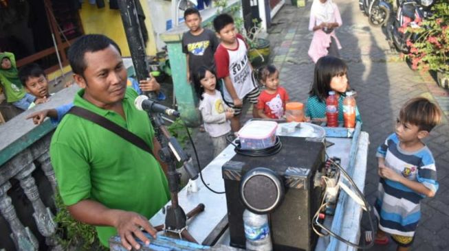 Viral, Pedagang Pentol di Gresik Berjualan Sambil Nge-DJ Pantang Corona