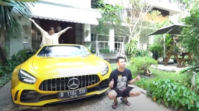 Raffi Ahmad dan Nagita Slavina berpose di depan mobil Andre Taulany [YouTube/Rans Entertainment]