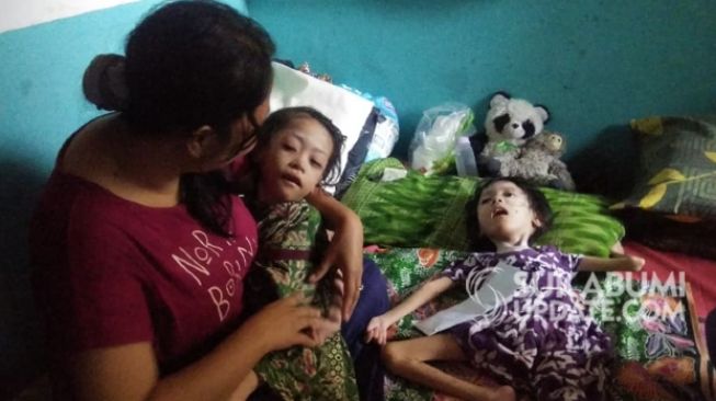 Kakak beradik, Sahra (12) dan Silvani (8 tahun), hanya bisa terbaring di tempat tidur karena menderita gangguan pada otak. [Foto: Sukabumi Update]