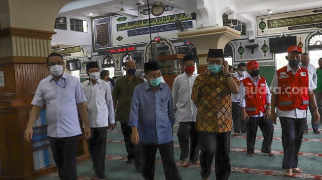 Jusuf Kalla berbincang dengan pengurus Masjid Agung Al Azhar, Jakarta Selatan, Rabu (3/6). [Suara.com/Alfian Winanto]