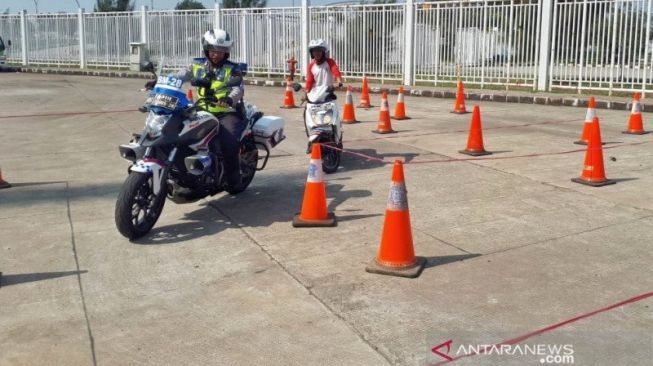 Pemohon mengikuti proses tes praktek saat pembuatan Surat Izin Mengemudi (SIM). [ANTARA/Bagus Ahmad Rizaldi].