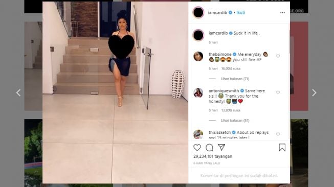 Cardi B tahan napas demi sembunyikan perut buncit. (Instagram/@iamcardib)