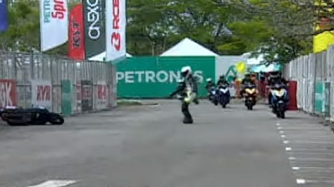 Pembalap sempoyongan di tengah sirkuit setelah terjatuh dari motornya (Facebook-Malaysian Cub Prix)