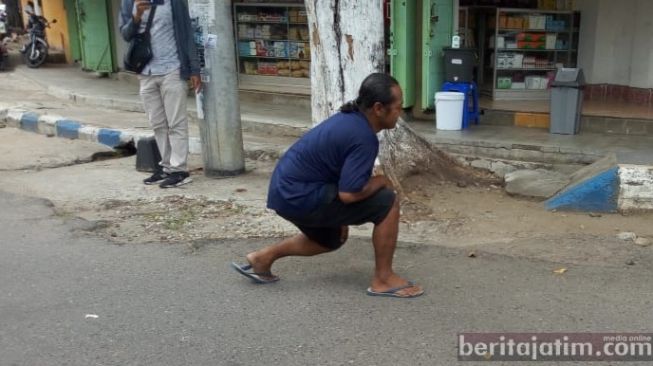 Uji Coba Sanksi New Normal, Pengendara Tak Bermasker Dihukum Jalan Jongkok