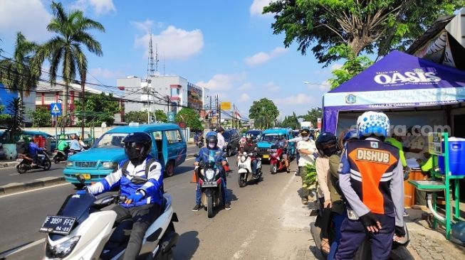 Penampakan petugas gabungan saat memeriksa pengendara di check point Pasar Rebo, Jaktim. (Suara.com/Bagaskara).