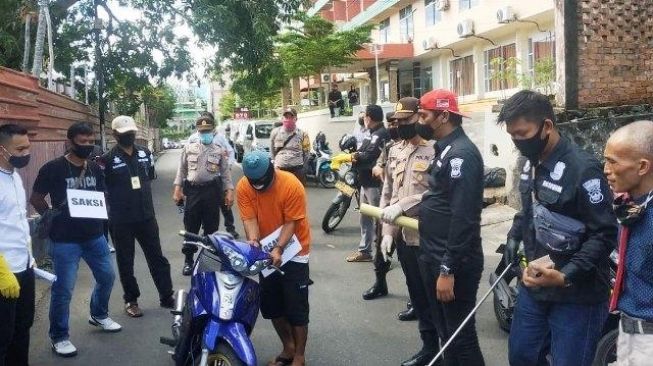 Disetubuhi lalu Dibunuh, Pembunuh Janda di Kepri Jalani Rekonstruksi