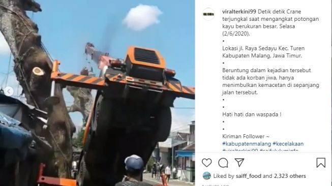 Detik-detik Crane Angkut Pohon Besar Terjungkir di Jalanan, Videonya Viral