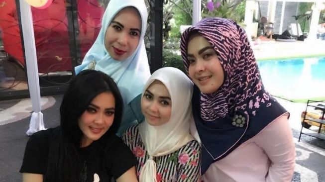 Jarang Disorot, 5 Potret Cantik Lala Nurlela Kakak Ipar Syahrini