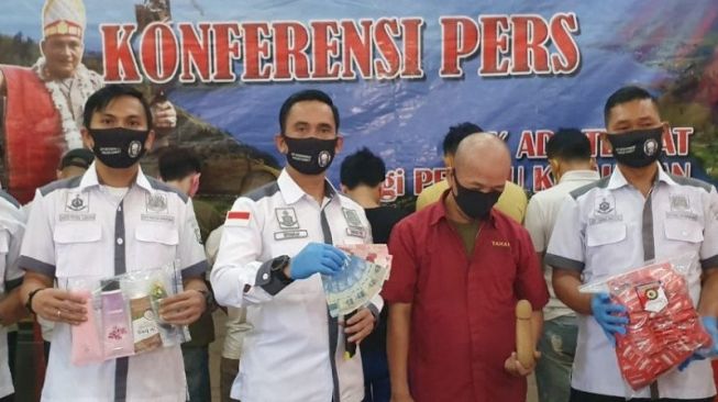 Digerebek! 11 Pria Gay Terciduk Asyik Pijat Plus-plus di Medan