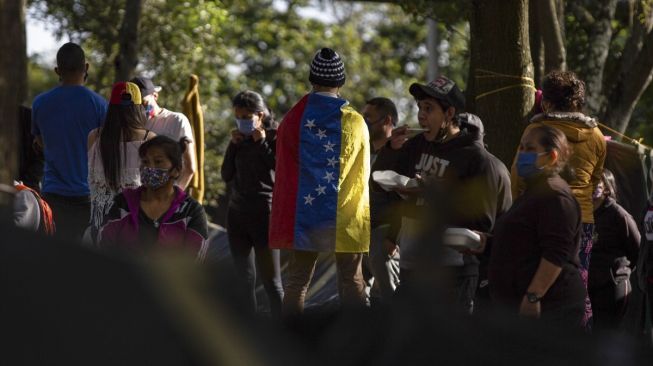 Ratusan warga Venezuela yang terusir dari rumah mereka di masa "lockdown" Covid-19 membuat kamp di jalanan di Bogota, ibu kota Kolombia, pada 2 Juni 2020.  [Foto/Anadolu Agency]