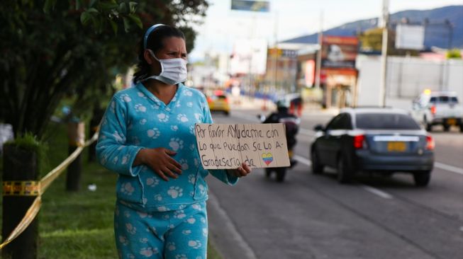 Warga Venezuela yang terusir dari rumah mereka di masa "lockdown" Covid-19 meminta sumbangan di jalanan di Bogota, ibu kota Kolombia, pada 2 Juni 2020. [Foto/Anadolu Agency]

