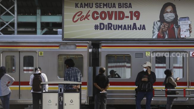 Calon penumpang menunggu kedatangan kereta Commuter Line di Stasiun Manggarai, Jakarta, Kamis (4/6).  [Suara.com/Angga Budhiyanto]