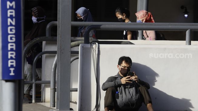 Calon penumpang menunggu kedatangan kereta Commuter Line di Stasiun Manggarai, Jakarta, Kamis (4/6). [Suara.com/Angga Budhiyanto]