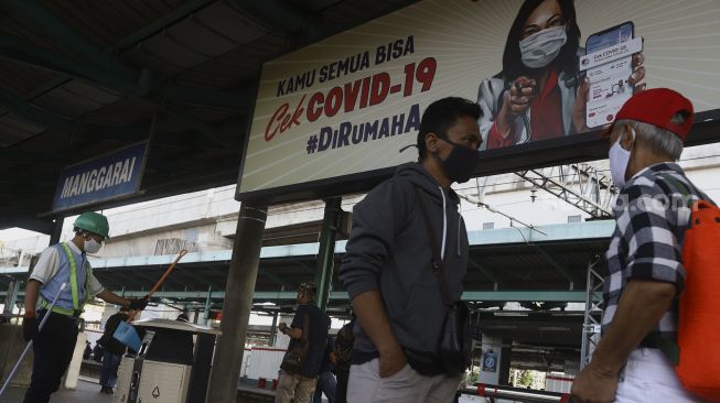 Suasana di Stasiun Manggarai, Jakarta, Kamis (4/6). [Suara.com/Angga Budhiyanto]