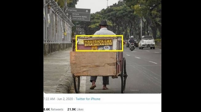 Penarik Gerobak Kasih Tulisan Ini, Warganet Auto Sedih dan Terharu