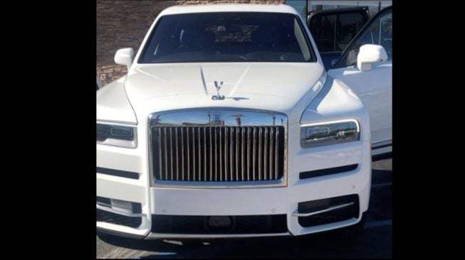 Rolls-Royce Cullinan putih lansiran 2020 [Instagram: @floydmayweather].