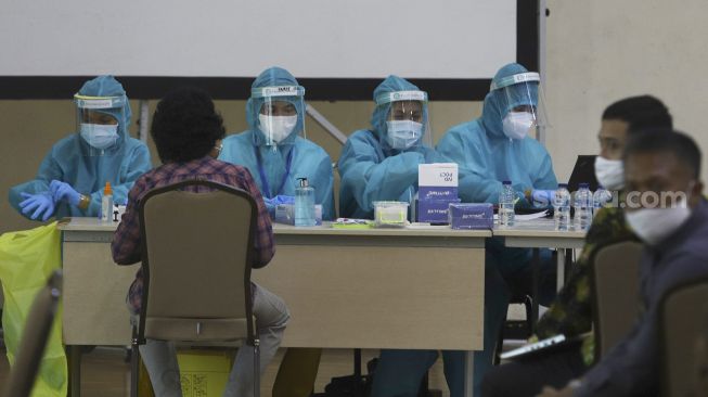 Pegawai KPK melakukan rapid test di Gedung Komisi Pemberantasan Korupsi (KPK), Rasuna Said, Jakarta, Kamis (4/6). [Suara.com/Angga Budhiyanto]