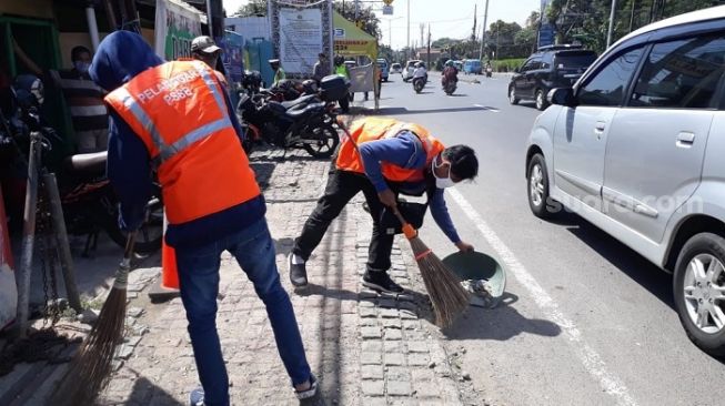 Pelanggar PSBB Cengengesan Kena Sanksi Nyapu Jalanan: Saya Orangnya Selow