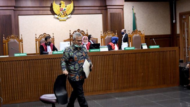 Ketua Komisi Pemilihan Umum (KPU) Arief Budiman (tengah) mengikuti sidang sebagai saksi di Pengadilan Tipikor, Jakarta, Kamis (4/6/2020).  [ANTARA FOTO/M Risyal Hidayat]