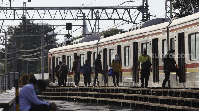 Calon penumpang berjalan menuju kereta Commuter Line di Stasiun Manggarai, Jakarta, Kamis (4/6). [Suara.com/Angga Budhiyanto]