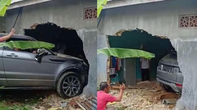 Ajaib! Range Rover Tabrak Tembok Rumah Warga, Kondisinya Jadi Sorotan