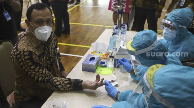 Ketua Komisi Pemberantasan Korupsi (KPK) Firli Bahuri saat melakukan rapid test di Gedung Komisi Pemberantasan Korupsi (KPK), Rasuna Said, Jakarta, Kamis (4/6). [Suara.com/Angga Budhiyanto]