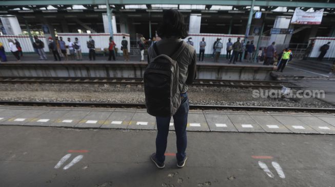 Calon penumpang menunggu kedatangan kereta Commuter Line di Stasiun Manggarai, Jakarta, Kamis (4/6). [Suara.com/Angga Budhiyanto]