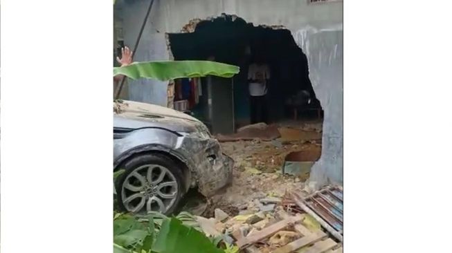 Kondisi wajah Range Rover, tidak penyok sedikitpun (Facebook-Habar Banua Kalimantan)