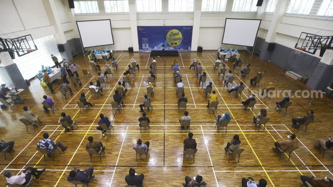 Sejumlah pegawai KPK menunggu giliran untuk melakukan rapid test di Gedung Komisi Pemberantasan Korupsi (KPK), Rasuna Said, Jakarta, Kamis (4/6). [Suara.com/Angga Budhiyanto]