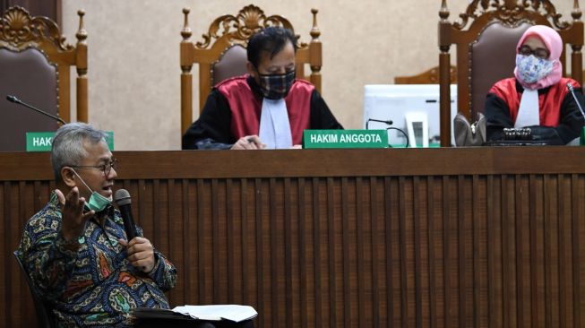 Ketua Komisi Pemilihan Umum (KPU) Arief Budiman (kiri) mengikuti sidang sebagai saksi di Pengadilan Tipikor, Jakarta, Kamis (4/6/2020).  [ANTARA FOTO/M Risyal Hidayat]
