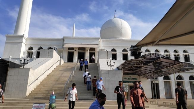 Covid-19 Melonjak, Masjid Al Azhar Gelar Salat Jumat dengan Kapasitas 250 Jemaah