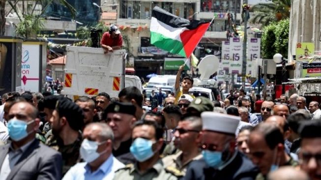 Warga Palestina berdebat dengan tentara Israel yang mengambil alih sejumlah wilayah di Tepi Barat pada Rabu (3/6/2020). [AFP]