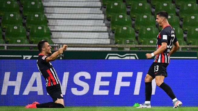 Penyerang Eintracht Frankfurt Andre Silva (kanan) dan Filip Kostic (kiri) merayakan gol yang dicetaknya dalam pertandingan Liga Jerman melawan Werder Bremen di Weser Stadion, Bremen, Rabu (3/6/2020). (ANTARA/AFP/STUART FRANKLIN)