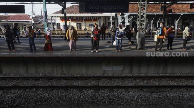 Calon penumpang menunggu kedatangan kereta Commuter Line di Stasiun Manggarai, Jakarta, Kamis (4/6). [Suara.com/Angga Budhiyanto]