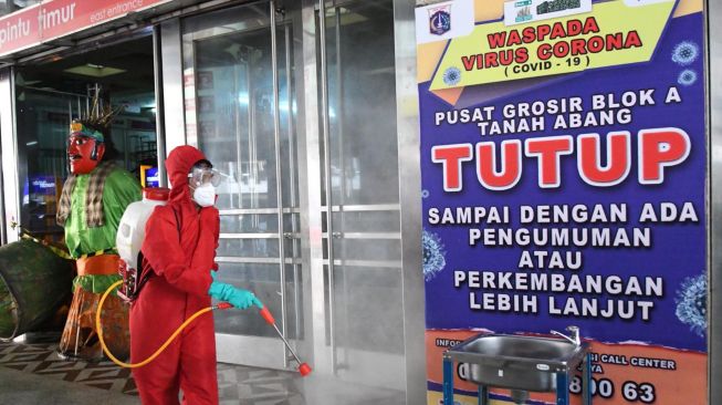 Petugas pemadam kebakaran melakukan penyemprotan disinfektan di Blok A Pasar Tanah Abang, Jakarta, Kamis (4/6/2020).  [ANTARA FOTO/M Risyal Hidayat]