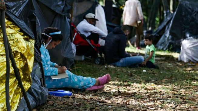 Warga Venezuela membuat kamp di jalanan di Bogota, ibu kota Kolombia, pada 2 Juni 2020. [Foto/Anadolu Agency]