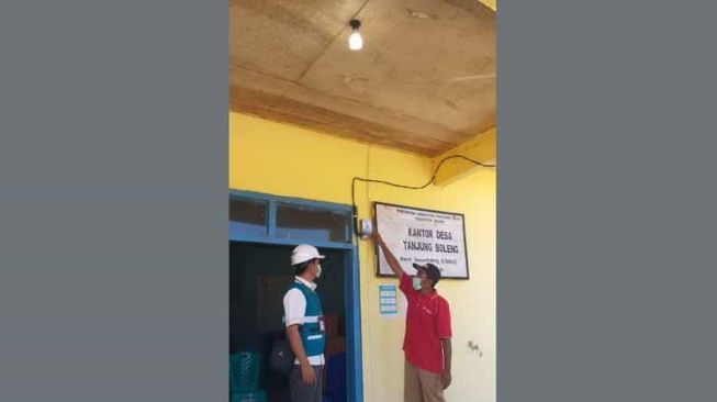 Akhirnya Warga Tanjung Boleng Bisa Menikmati Listrik PLN