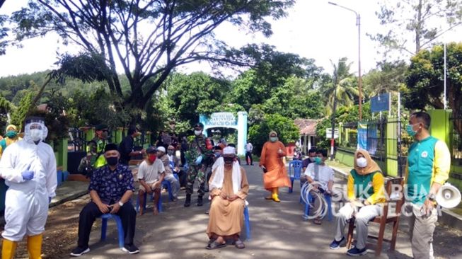 Sebelum & Usai Sholat Jumat, Jamaah Masjid Jampang Kulon Jalani Rapid Test