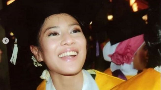 Mengunggah foto-foto wisuda adalah salah satu cara Dian Sastrowardoyo memberikan motivasi kepada adik-adik yang lulus kuliah, namun tak bisa menjalankan proses wisuda karena virus corona. [Insatagram]