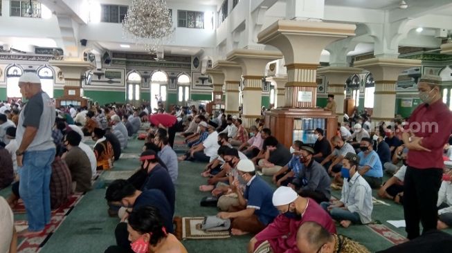 Fatwa MUI dan DMI soal Salat Jumat Jadi Dua Shift