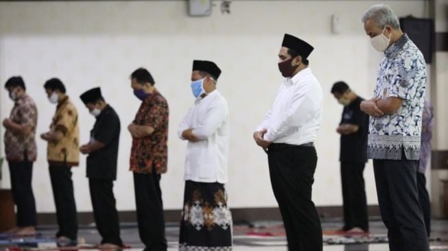 Gubernur Jateng Gelar Salat Jumat Jamaah Pertama saat Pandemi : Rindu...