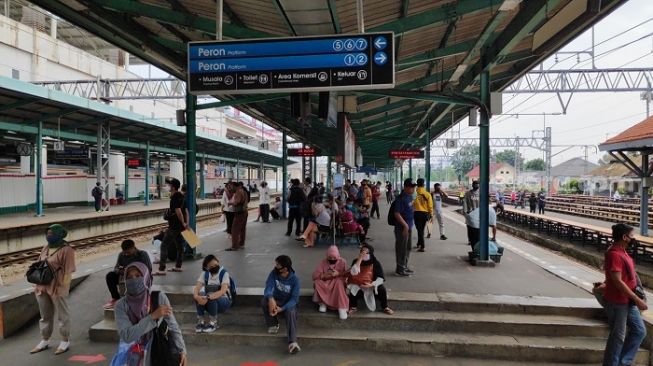 Penampakan pengguna KRL di Stasiun Manggarai di hari pertama PSBB transisi. (Suara.com/Bagaskara).