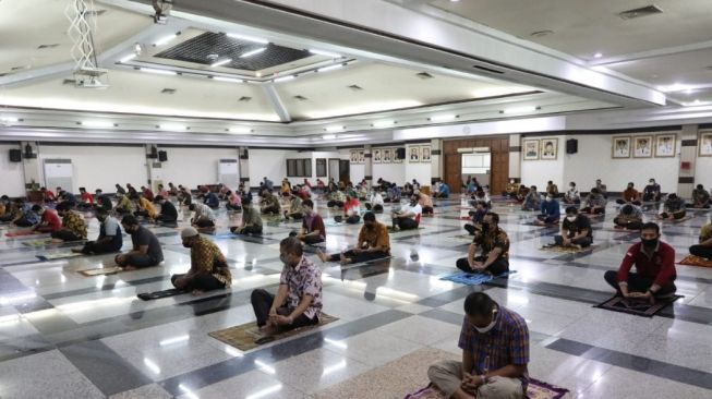 Gubernur Jateng, Ganjar Pranowo menggelar salat Jumat berjamaah pertamanya di Gedung Gradhika Bhakti Praja, Jateng. (Dok : Pemprov Jateng) 