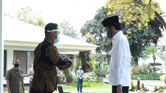 Presiden Jokowi saat ikut menjalani salat Jumat di Masjid Baiturrahim, Kompleks Istana Kepresidenan. (Foto: Lukas - Biro Pers Sekretariat Presiden)