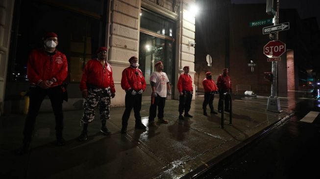 Relawan Guardian Angels berpatroli di depan toko-toko guna mencegah penjarahan di Soho Manhattan, New York City, Amerika Serikat pada 3 Juni 2020. The  [Fot/Anadolu Agency]