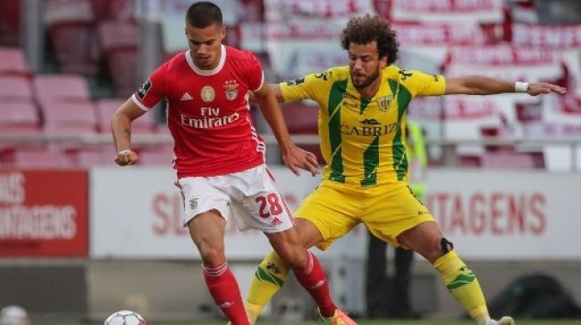 Pemain Benfica Julian Weigl (kiri) ditempel ketat pemain Tondela Joao Pedro dalam laga Liga Portugal. Tiago PETINGA / POOL / AFP