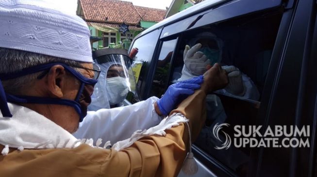 Pengambilan sampel darah dalam giat rapid test massal terhadap jemaah yang hendak Sholat Jumat di Masjid Besar Jampang Kulon, Kabupaten Sukabumi, Jumat (5/6/2020). [Foto: Sukabumi Update/Ragil Gilang]