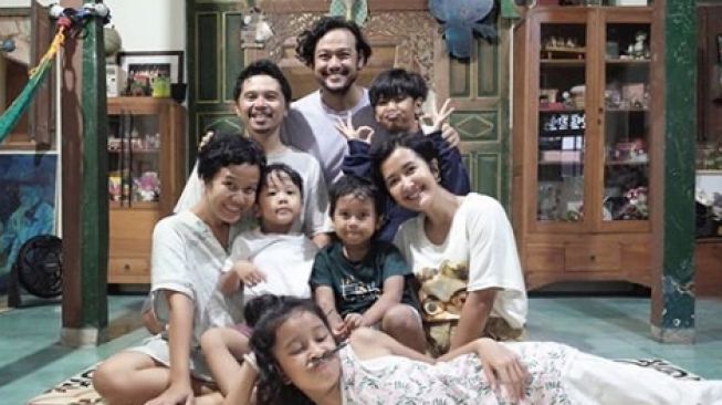 momem mesra Widi Mulia bersama Dwi Sasono dan keluarga [@widimulia / Instagram]