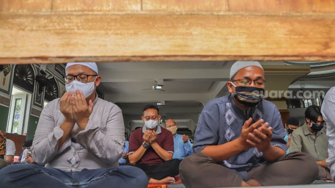Umat Islam berdoa usai menjalankan ibadah shalat Jumat di Masjid Agung Al-Azhar, Jakarta Selatan, Jumat (5/6). [Suara.com/Alfian Winanto]