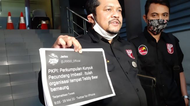 Akun Twitter diduga milik Jerinx SID dilaporkan oleh Partai PKPI di Polda Metro Jaya, Jumat (5/6/2020). [Herwanto/Suara.com]